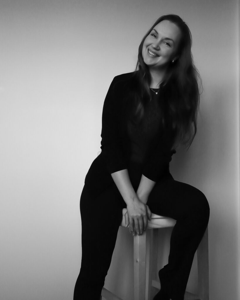 Yrittäjän tarina, mustavalkoinen kuva Sari Päivärinta, Studio Päivärinta. Brändikuvia ja tuotekuvia sekä lifestylekuvia yrityksille, pienyrityksille ja yksinyrittäjille.